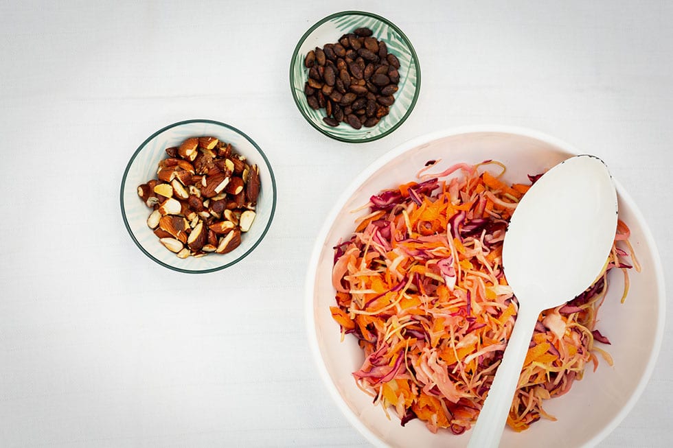 Uitgelichte afbeelding voor “Koolsalade met amandelen en pompoenpitten”