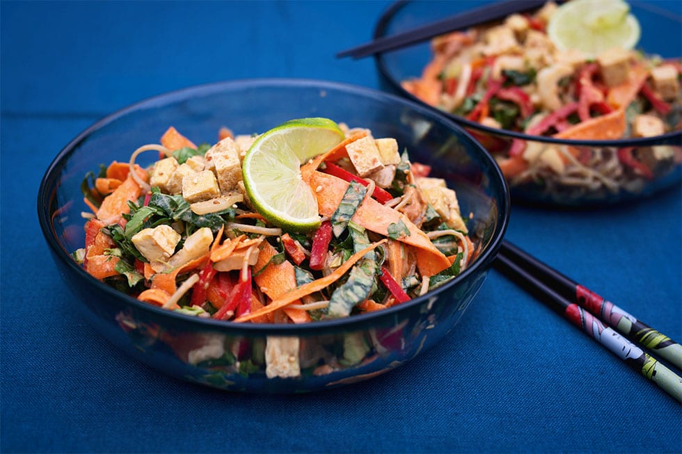 Uitgelichte afbeelding voor “Krokante rauwe groentesalade met gebakken tofu”