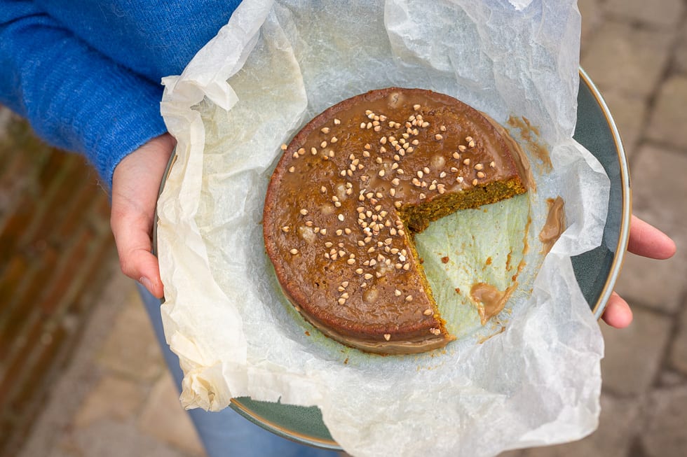 Uitgelichte afbeelding voor “Tumeric latte cake met salted caramel”