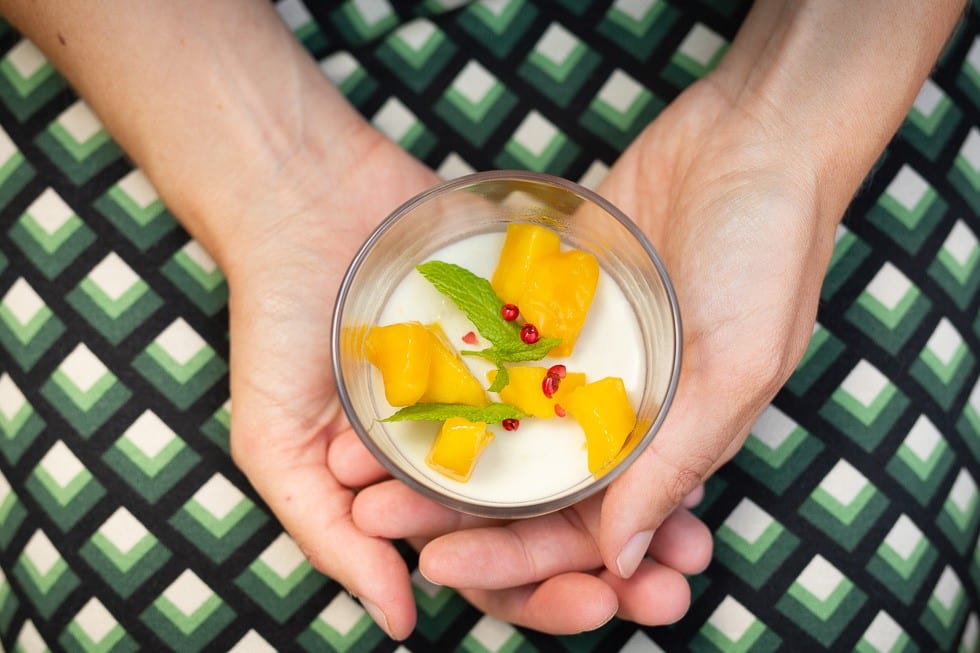 Uitgelichte afbeelding voor “Mango-kokostoetje met roze peper”