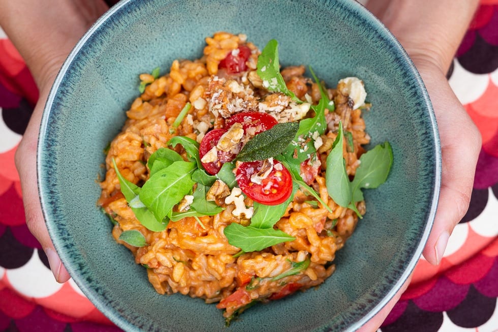 Uitgelichte afbeelding voor “Tomatenrisotto met rucola en walnoten”